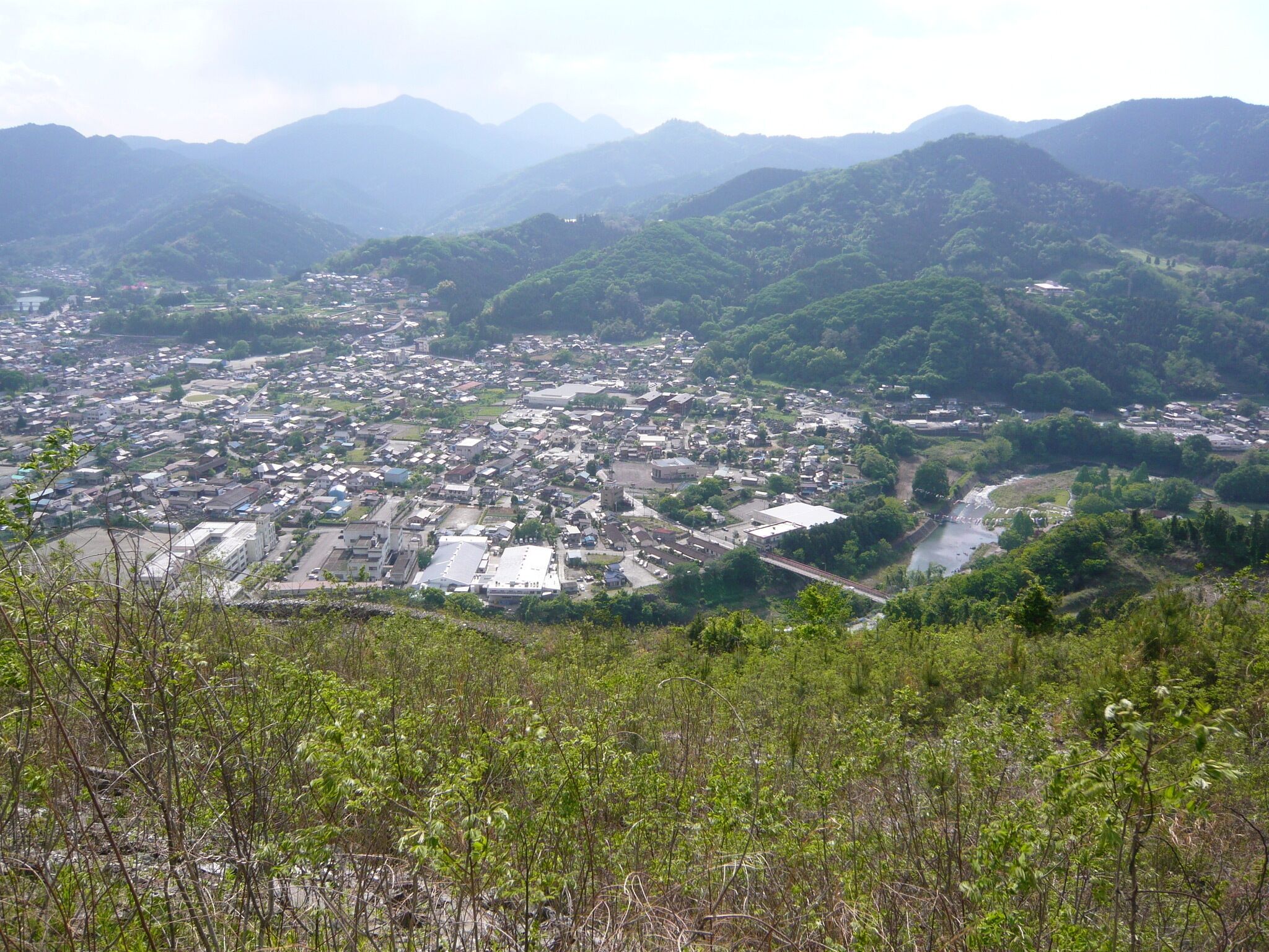 採石所の上から鬼石町を見下ろす