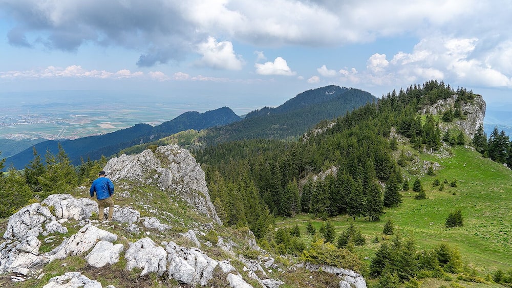 A little hike on the Carpathian Mountains near Brasov, Romnia. Everyone going to Brasove should do this hike!
👉 https://www.alwayswanderlust.com/seven-ladders-canyon/