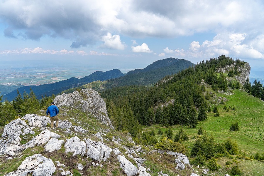 A little hike on the Carpathian Mountains near Brasov, Romnia. Everyone going to Brasove should do this hike!
👉 https://www.alwayswanderlust.com/seven-ladders-canyon/