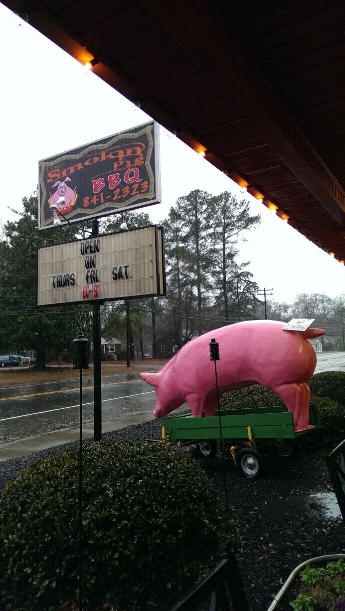 Great little BBQ joint not far from Anderson, SC. Big portions of tasty food and friendly service. Don't miss the complimentary pork rinds. 