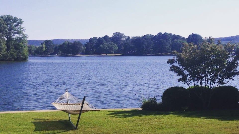 Pretty close to paradise, Lookout Point Lakeside Inn is right on Lake Hamilton and minutes from Hot Springs. Property includes a bench swing and this comfy hammock.