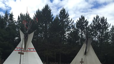 Faire une halte chez les amérindiens au Québec !! Apprendre le tire à l'arc. Faire une balade en forêt. Découvrir la nourriture traditionnelle. Passer la soirée autour d'un feu en écoutant des légendes. Et dormir sous un tipi.Original !!!