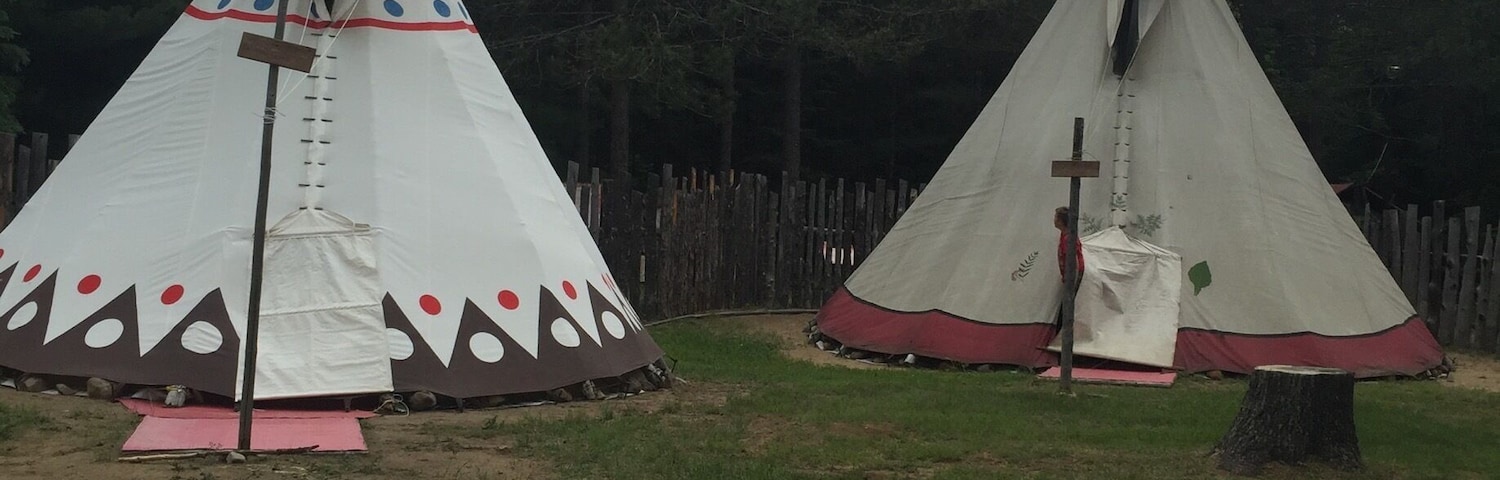 Faire une halte chez les amérindiens au Québec !! Apprendre le tire à l'arc. Faire une balade en forêt. Découvrir la nourriture traditionnelle. Passer la soirée autour d'un feu en écoutant des légendes. Et dormir sous un tipi.Original !!!