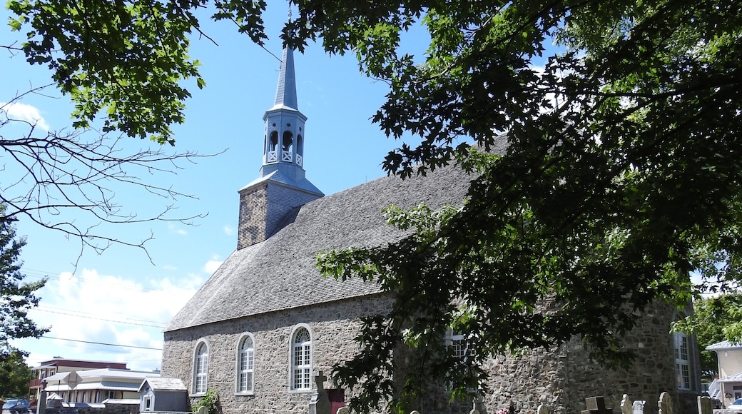 The church of St-François is a place of worship of Catholic tradition erected around 1734 and rebuilt in 1991 and 1992.
This property is classified as a heritage building. The church of Saint-François is included in the Île-d'Orléans heritage site. A site listed on the Inventory of Quebec Archaeological Sites is associated with the site.