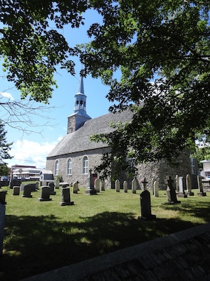The church of St-François is a place of worship of Catholic tradition erected around 1734 and rebuilt in 1991 and 1992.
This property is classified as a heritage building. The church of Saint-François is included in the Île-d'Orléans heritage site. A site listed on the Inventory of Quebec Archaeological Sites is associated with the site.