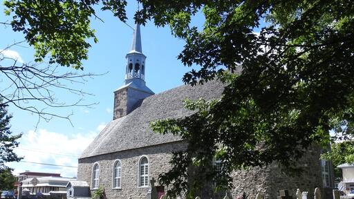 The church of St-François is a place of worship of Catholic tradition erected around 1734 and rebuilt in 1991 and 1992.
This property is classified as a heritage building. The church of Saint-François is included in the Île-d'Orléans heritage site. A site listed on the Inventory of Quebec Archaeological Sites is associated with the site.