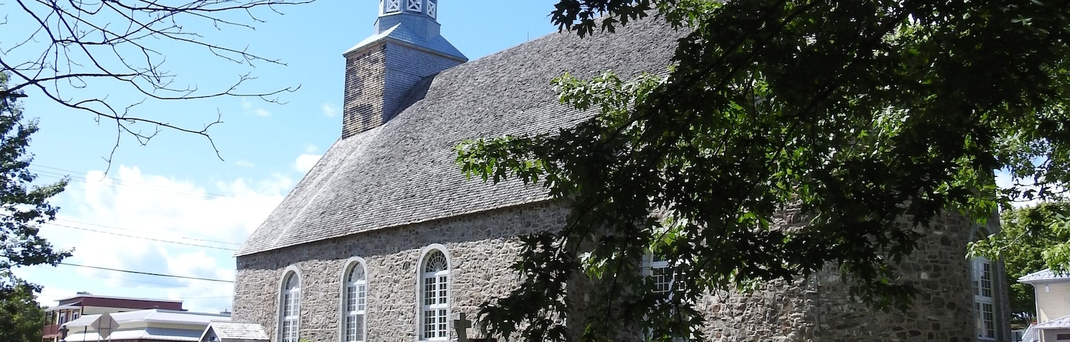 The church of St-François is a place of worship of Catholic tradition erected around 1734 and rebuilt in 1991 and 1992.
This property is classified as a heritage building. The church of Saint-François is included in the Île-d'Orléans heritage site. A site listed on the Inventory of Quebec Archaeological Sites is associated with the site.