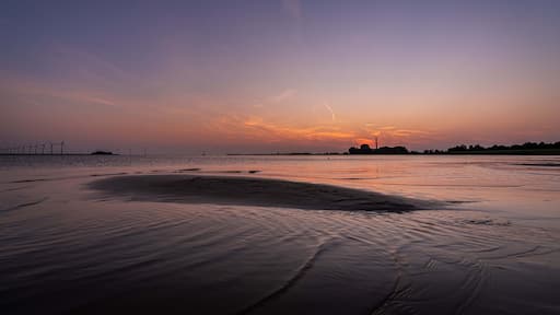 Sonnenuntergang am Strand in Lemmer in Niederlande