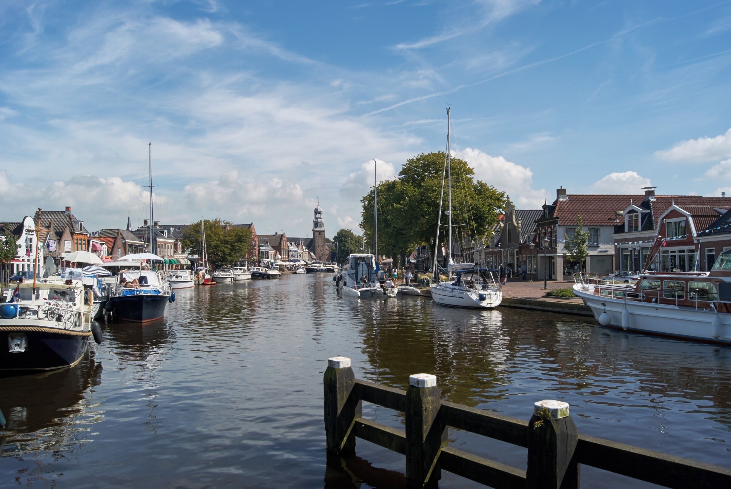 Centrum Lemmer, op de achtergrond de Hervormde Kerk

#architecture