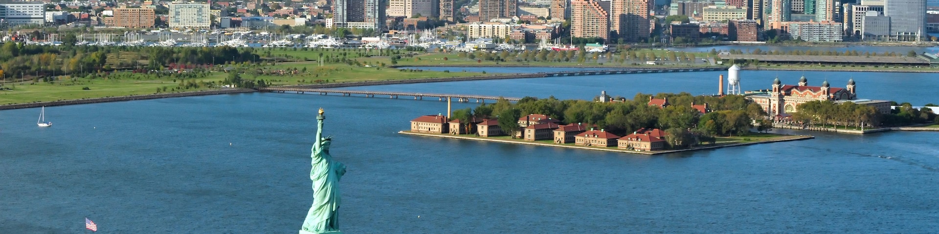 La Estatua de la Libertad en la Isla de la Libertad, el horizonte de Manhattan y el río Hudson.