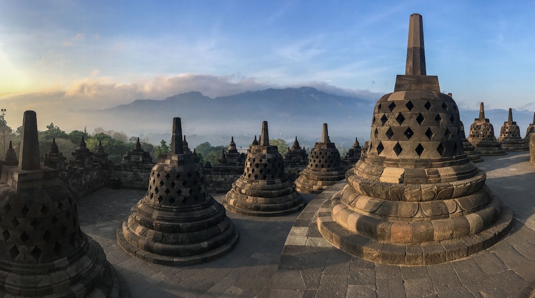 Um complexo de templos com diversas estruturas em forma de stupa.