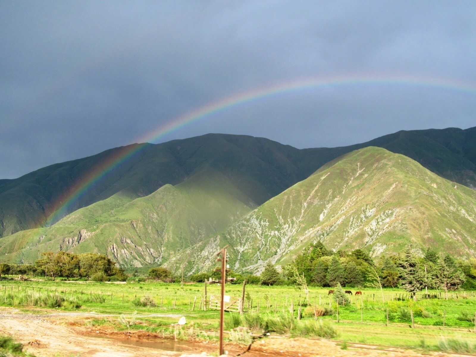 This area is a vast valley with mountains and it's so beautiful! #roadtrip