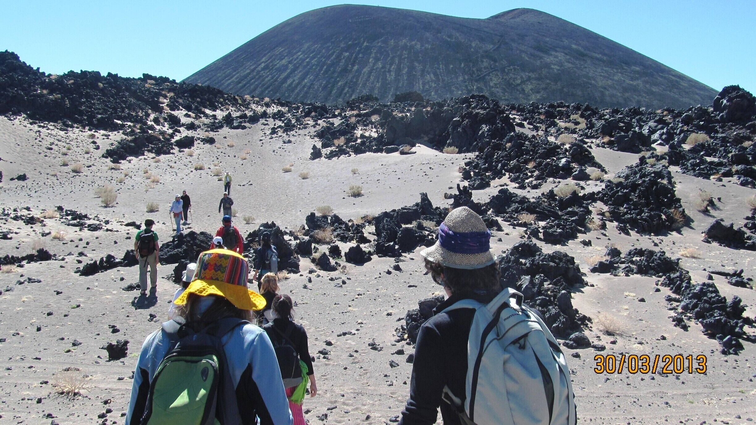 We climb up the Antofagasta Volcano, caracterized by the deposits of black basalt. We reached the top in less than one hour. Great view from there.