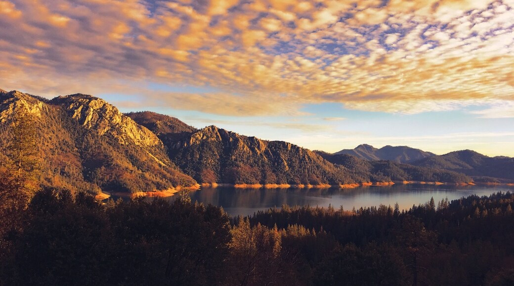 The views here are breathtaking.
#nature #lakeside #sunset