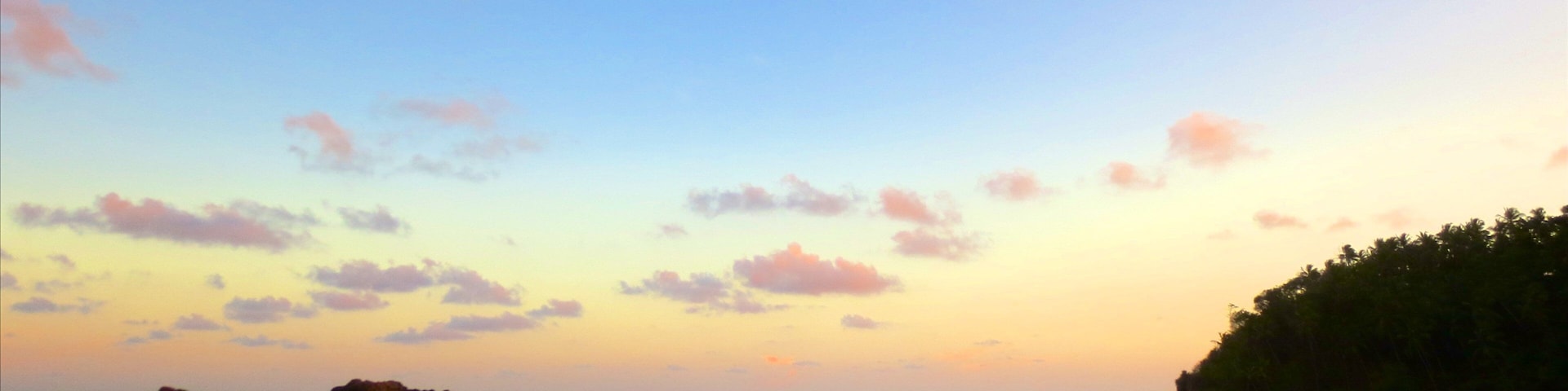 Mirissa 呈现出 夕陽, 綜覽海岸風景 和 滑浪