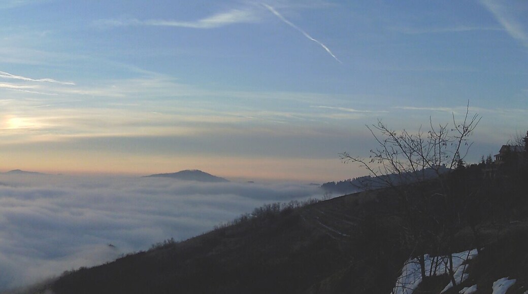 La nebbia 'scavalla' la Costa Pelata