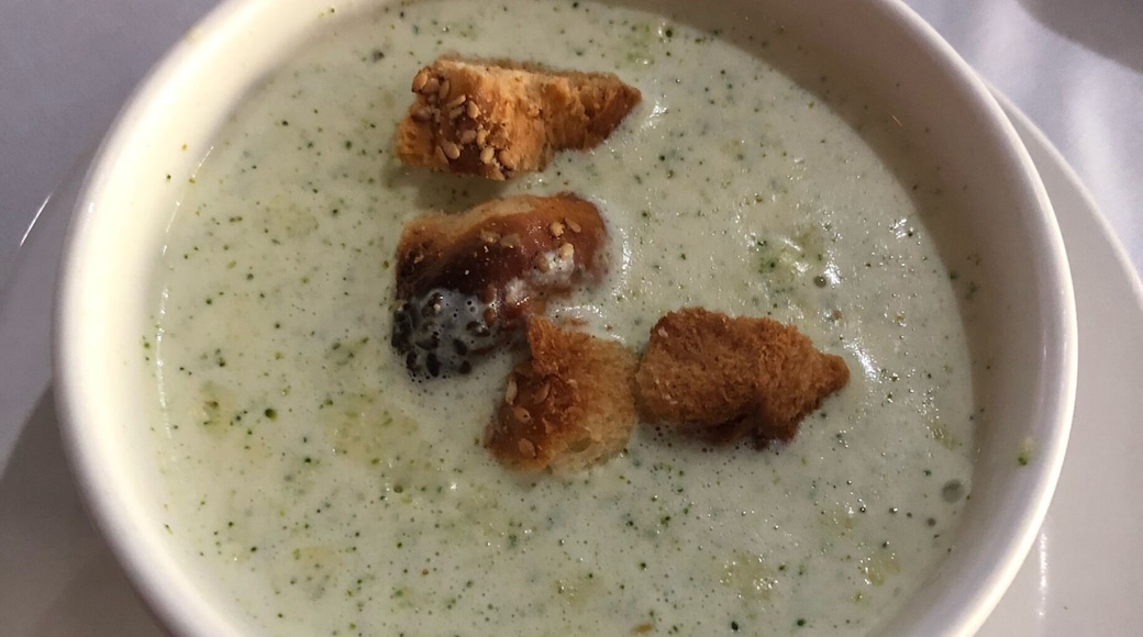 Exquisita sopa de crema de brócoli y pistache