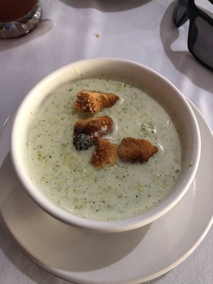 Exquisita sopa de crema de brócoli y pistache