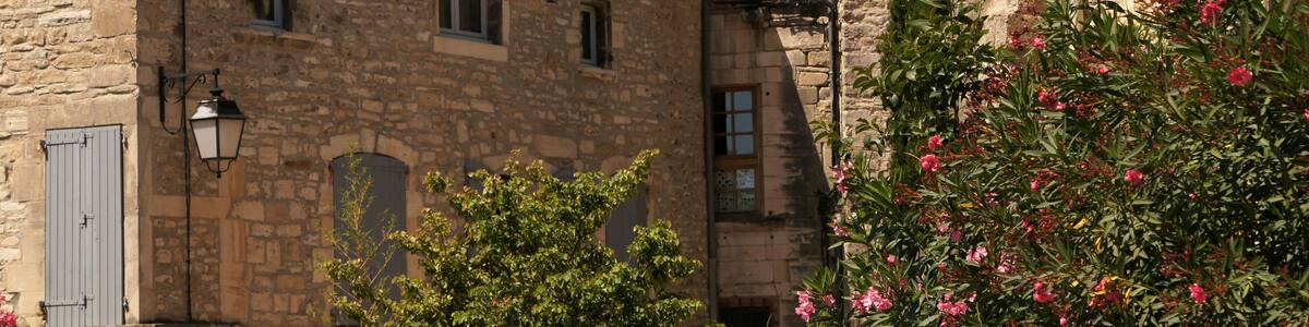 Facade fleurie à Barjac