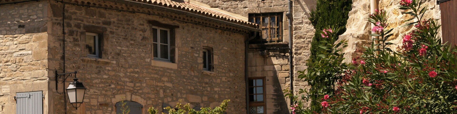 Facade fleurie à Barjac