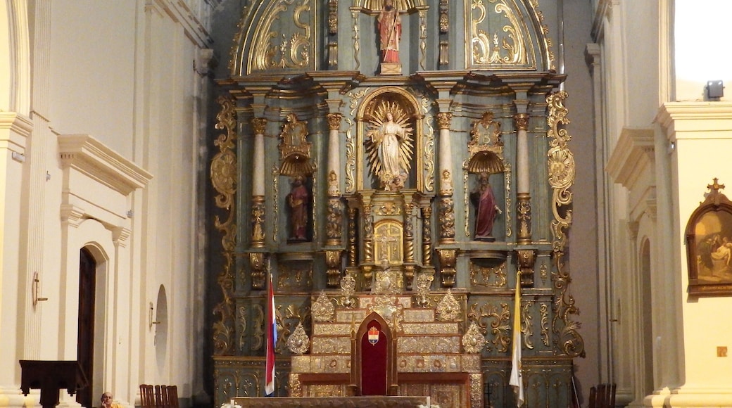 Catedral Metropolitana da cidade de Assunção, Paraguai.O centro do retábulo é ocupado por uma imagem de Nossa Senhora da Assunção, padroeira do Paraguai, rodeada por nichos com São Brás, São Pedro e São Paulo. #Details