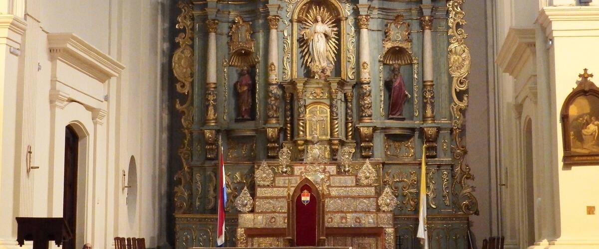 Catedral Metropolitana da cidade de Assunção, Paraguai.O centro do retábulo é ocupado por uma imagem de Nossa Senhora da Assunção, padroeira do Paraguai, rodeada por nichos com São Brás, São Pedro e São Paulo. #Details