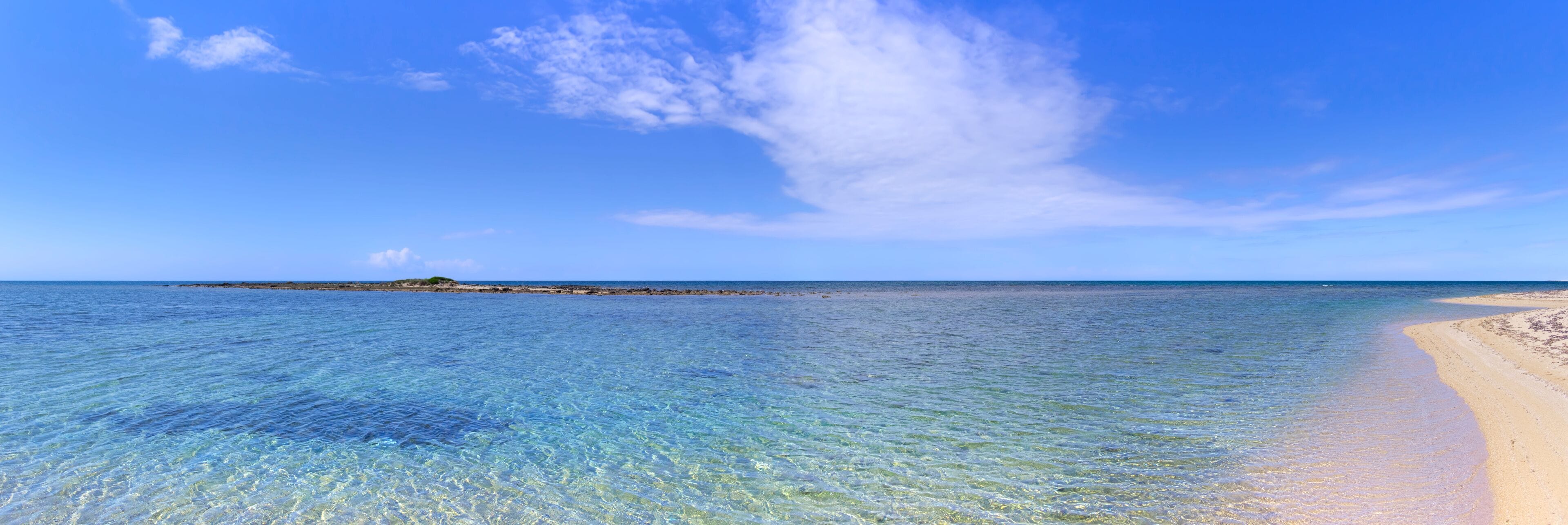 Salento coast: Lido Marini beach, almost sandy and embellished with low cliffs, easy to reach, stretches for more than two kilometres, in the area of the municipalities of Salve and Ugento in Puglia.