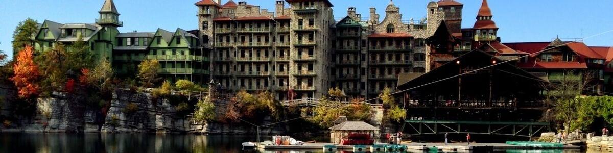 Une ville au bord d’un lac, avec des bâtiments historiques et un quai où sont amarrés des bateaux.