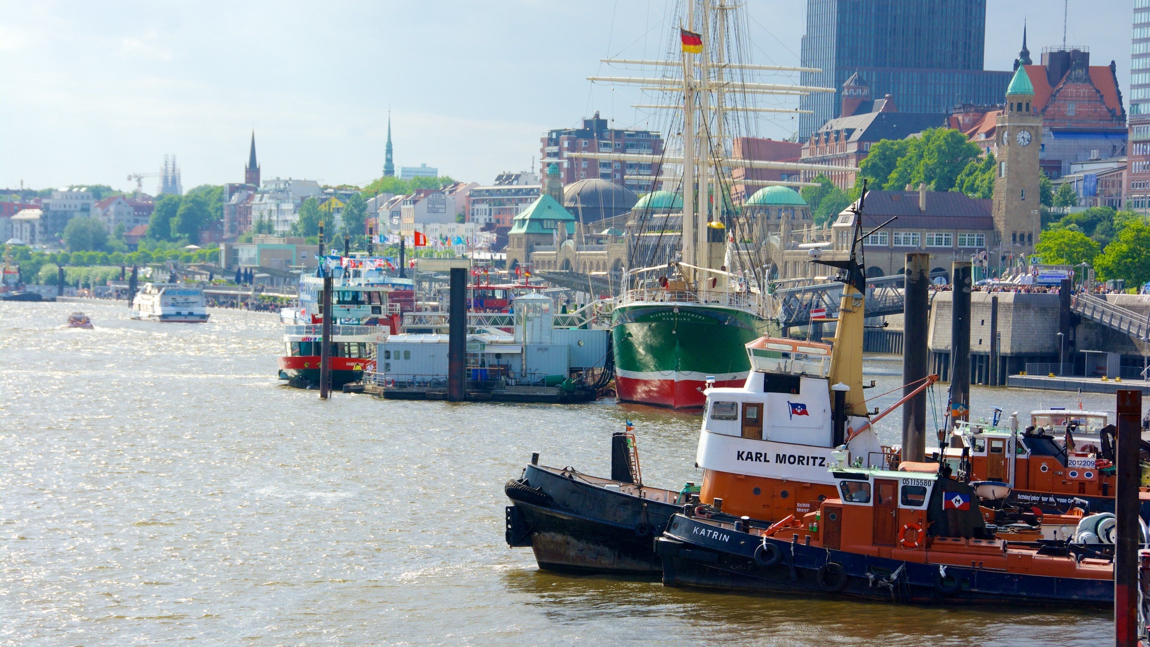 Puerto de Hambrugo que incluye una ciudad, una bahía o un puerto y un club náutico