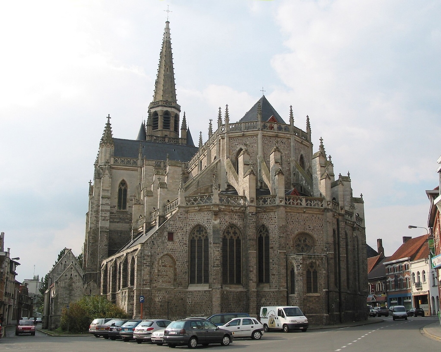 Una catedral histórica con una aguja alta y arquitectura elaborada.