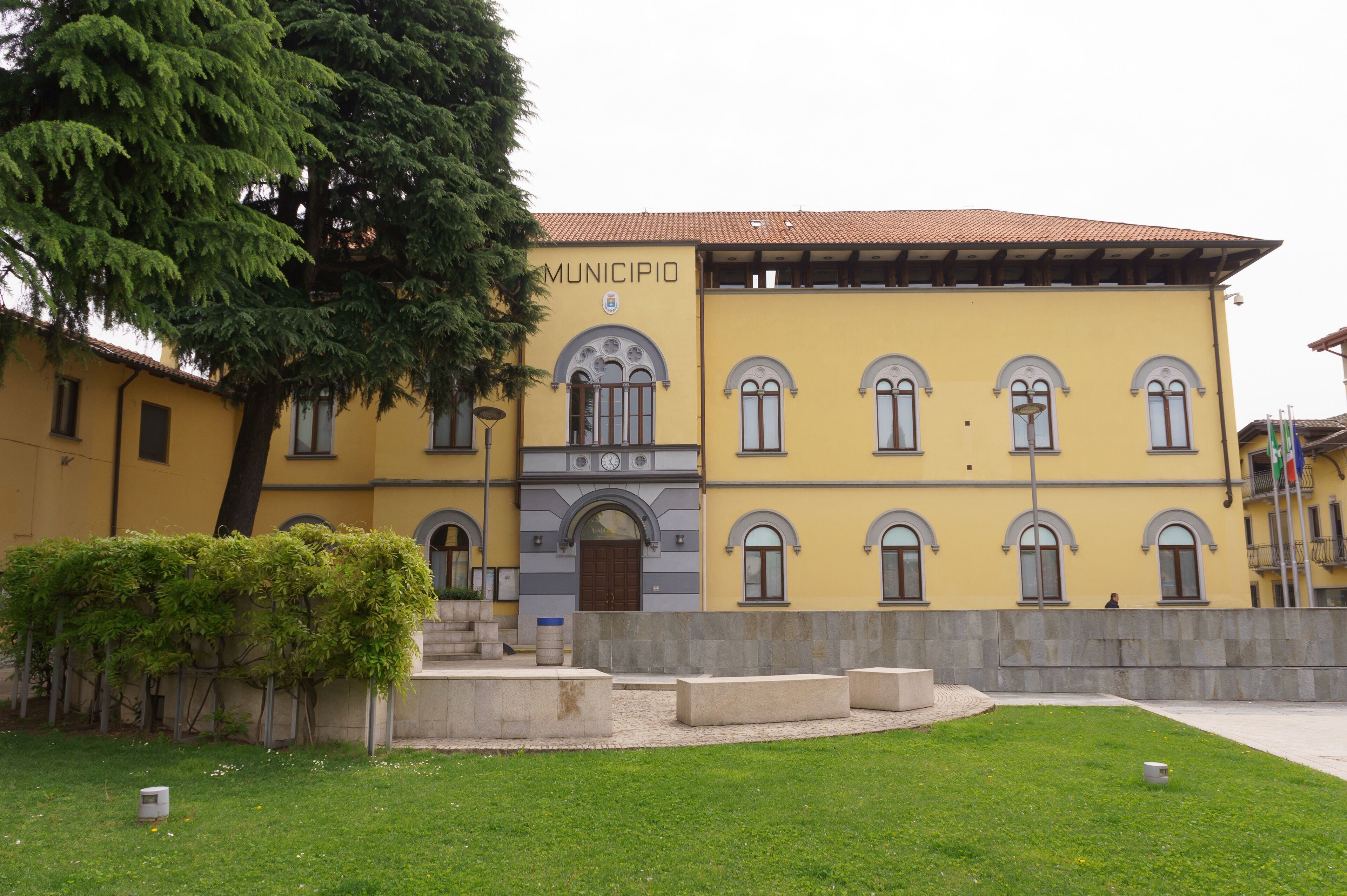 A yellow building with the word "MUNICIPIO" on it.