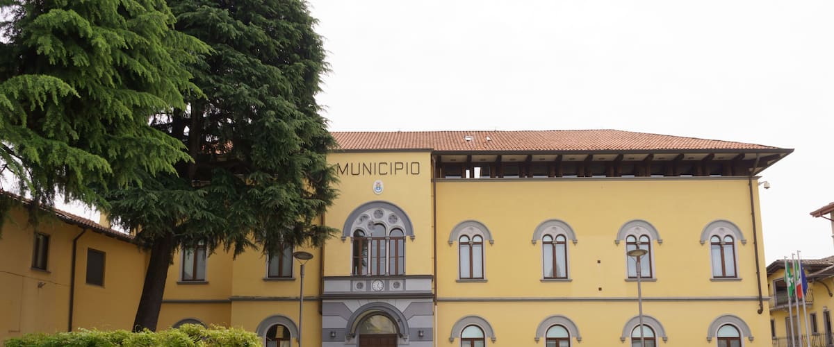 A yellow building with the word "MUNICIPIO" on it.