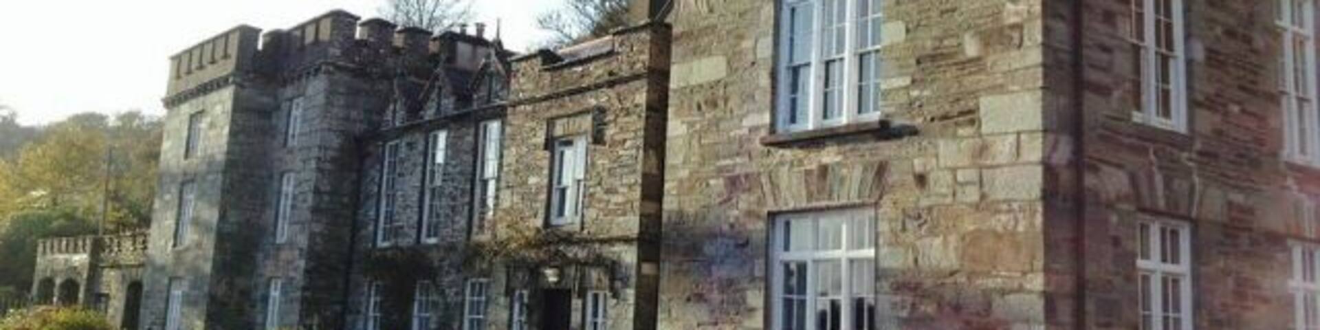 This b&b, which used to be a castle (thus the name and appearance) has been owned and run by the same family for many generations! It is situated on the water and is perfect for a peaceful getaway.