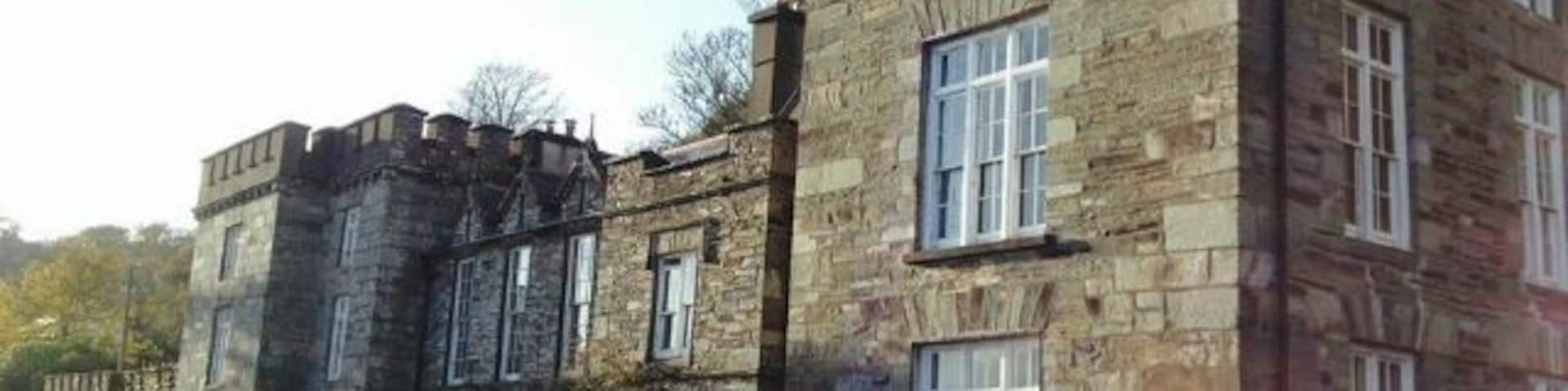 This b&b, which used to be a castle (thus the name and appearance) has been owned and run by the same family for many generations! It is situated on the water and is perfect for a peaceful getaway.