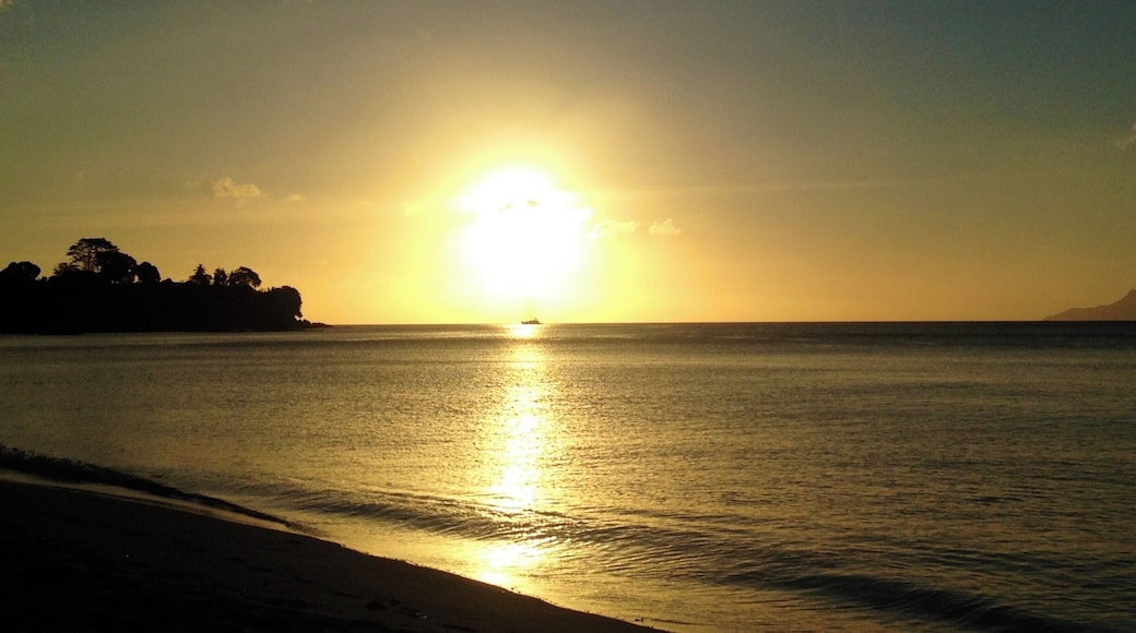 A perfect spot to enjoy beautiful sunsets. There are also many foodstalls and delicious red and green fresh coconuts. Beware the price - coconuts might be offered for 100 Rupees; 20-30 is common.