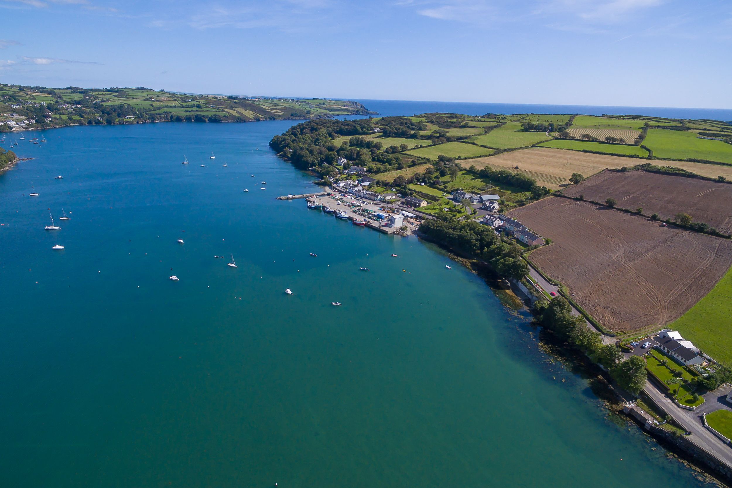 Une ville côtière dotée d’un port de plaisance, de vastes prairies verdoyantes et d’une mer d’un bleu limpide.