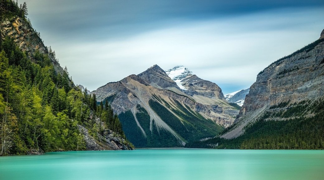 Take a small 3 mile hike from the Mt. Robson Visitors Centre up the Berg Trail to Kinney Lake, it’s an easy family friendly hike and when you arrive there are picnic tables to sit and enjoy he views on the lake side. This is a 13 minute long exposure looking down the lake.