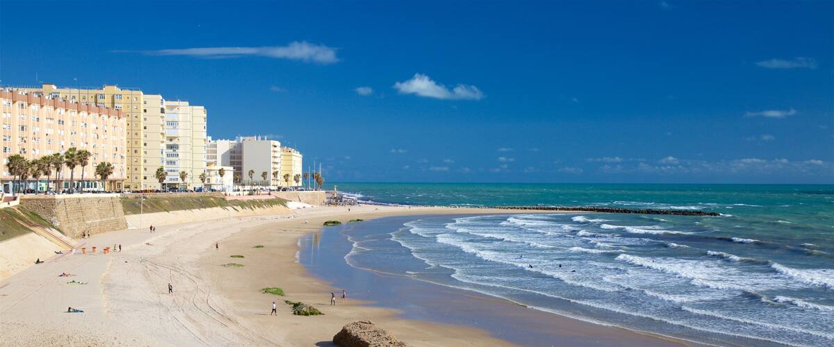 Victorian uimaranta johon kuuluu hiekkaranta, rannikkokaupunki ja lahti tai satama