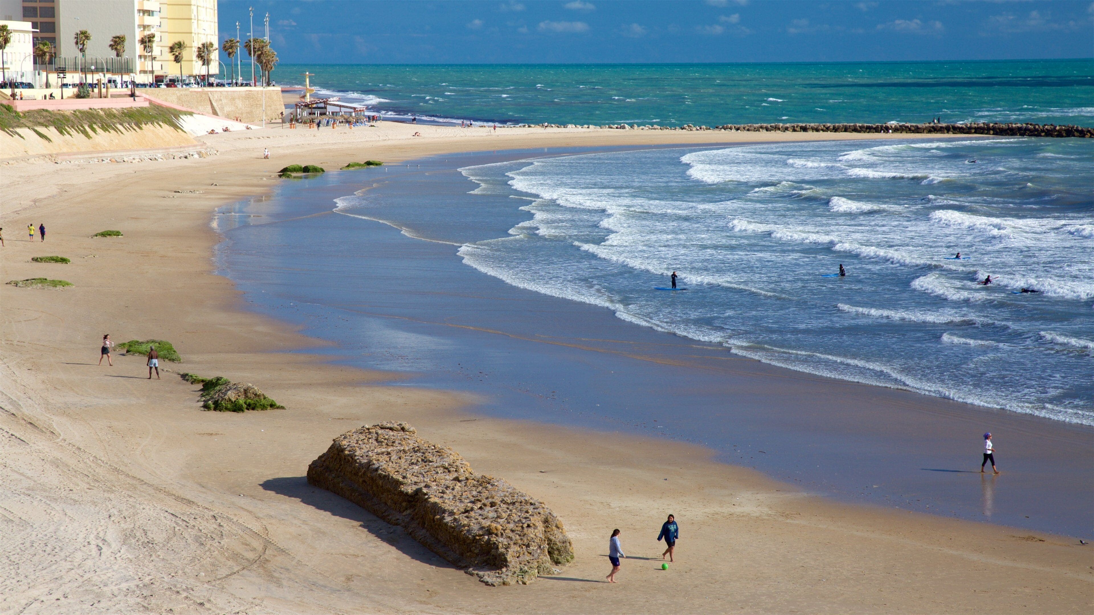Playa de la Victoria mostrando una playa de arena y una bahía o un puerto