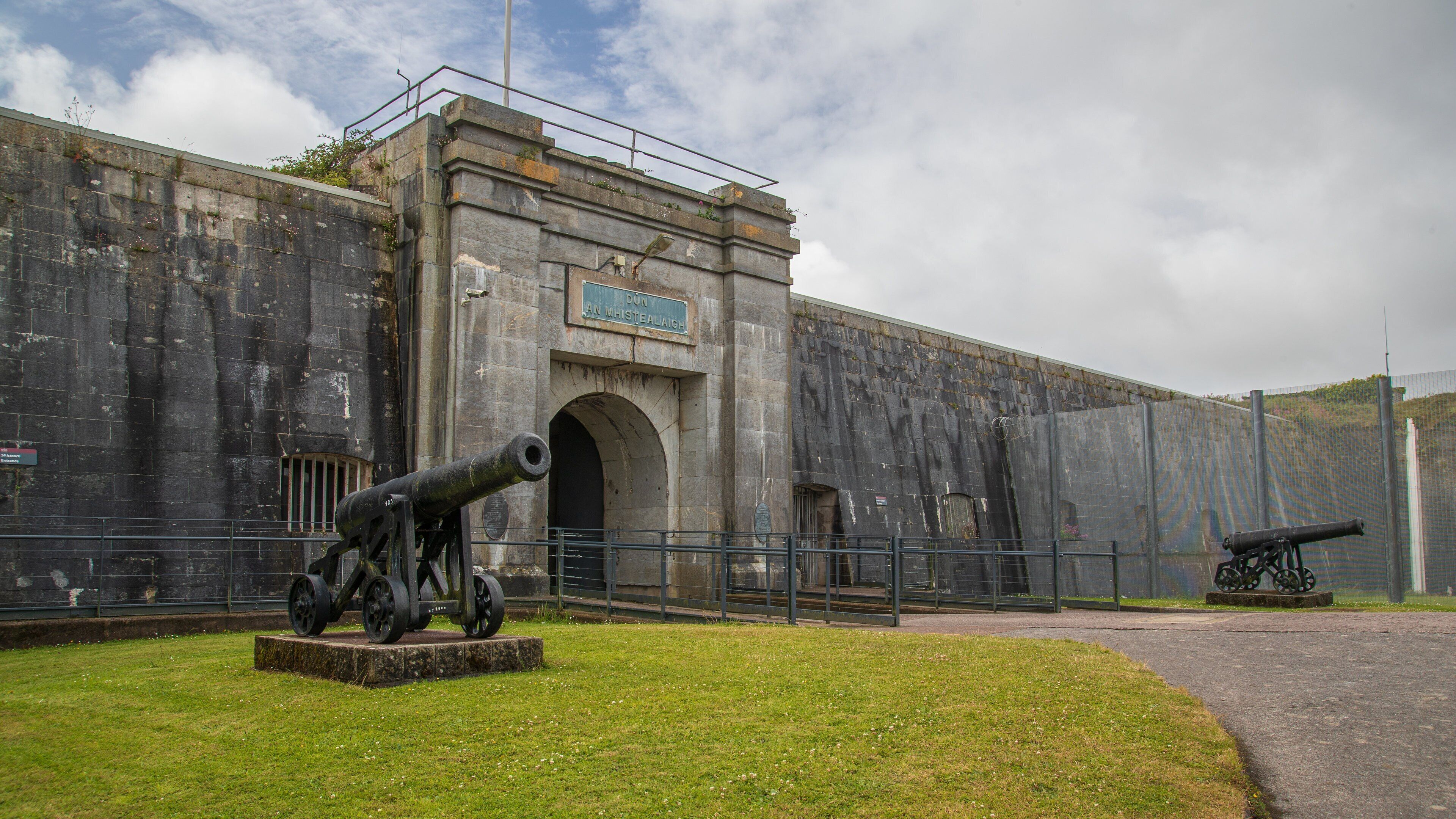 Spike Island featuring heritage architecture and heritage elements