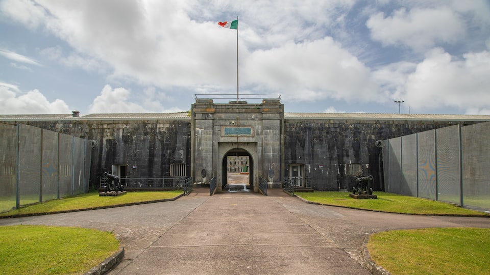A large stone building with a flag on top, two cannons in front, and a sign that says "Port of the St. Lawrence".