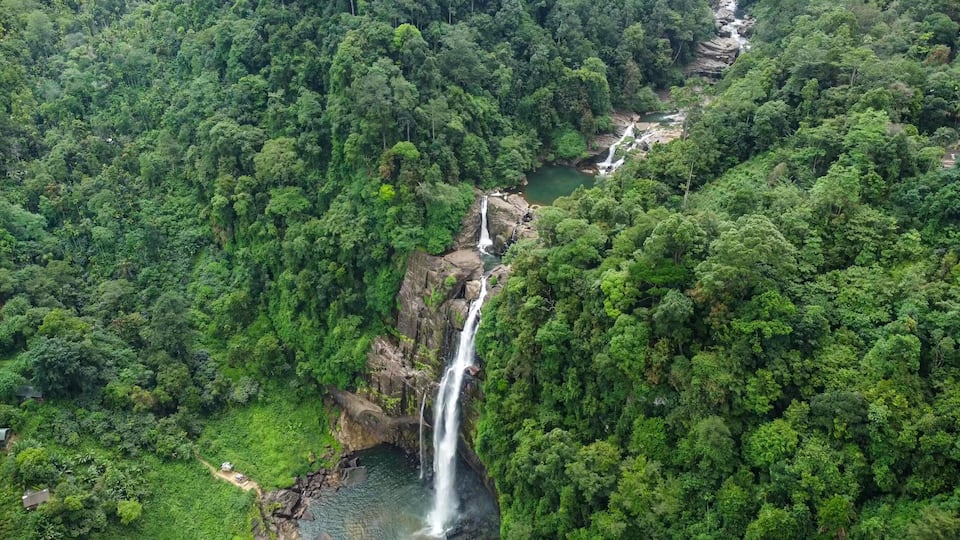 Aberdeen Falls is a picturesque 98 m high waterfall on the Kehelgamu River near Ginigathena, in the Nuwara Eliya District of Sri Lanka.