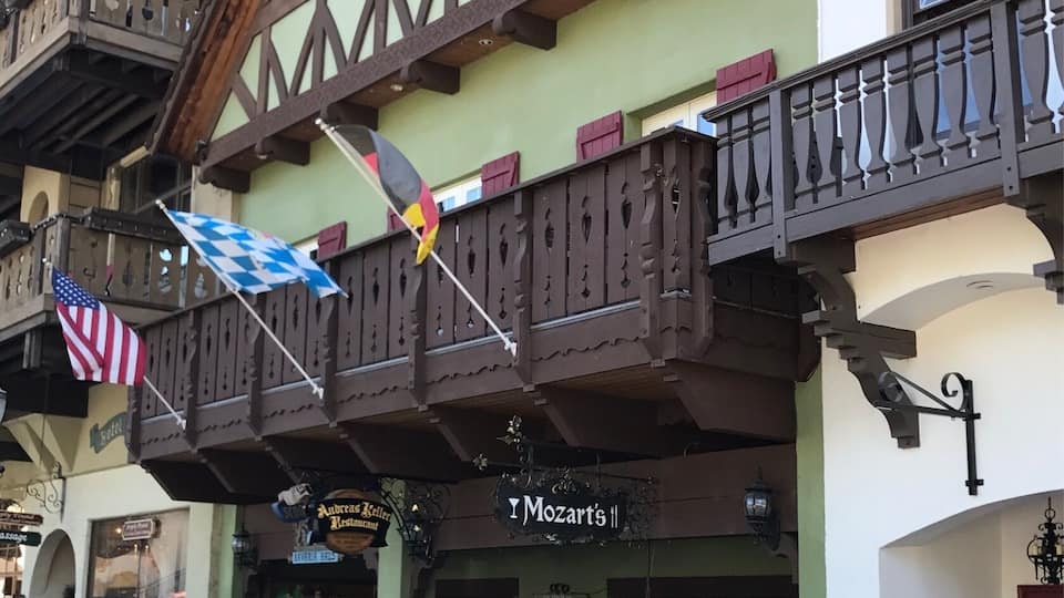 Un edificio tradicional con entramado de madera y un letrero que dice 'Mozarts'.