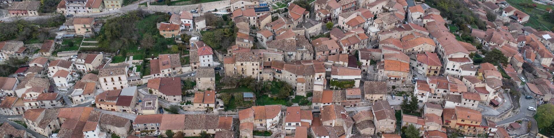 Vista aerea del piccolo borgo di Scurcola Marsicana in Abruzzo