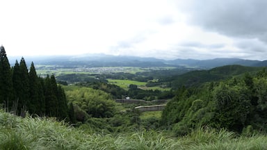 Yatake goe on the Hisatsu Line, one of the "Three Great Sceneries from Trains in Japan". Kyomachi Onsen, Ebino Heights and Kirishima Mountains can be seen in the far distance