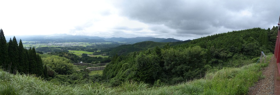 Yatake goe on the Hisatsu Line, one of the "Three Great Sceneries from Trains in Japan". Kyomachi Onsen, Ebino Heights and Kirishima Mountains can be seen in the far distance