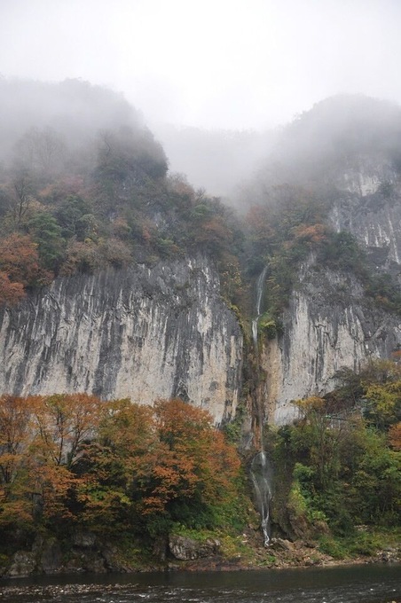 In Niimi in northwestern Okayama.
The Ikura-do Cave is located in the 240-meter tall vertical, limestone cliff side.
It was a foggy day, which is why we went to the caves rather than do some other sightseeing we had planned, but the caves were really cool and we weren't sad about the weather, at all!
