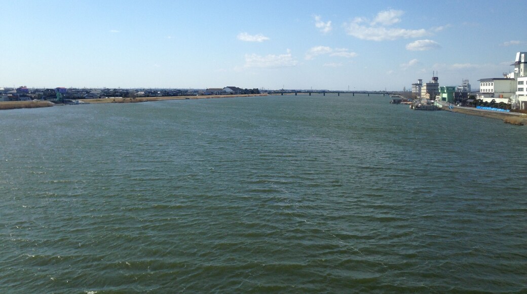 鹿島線列車より望む北利根川(上流側)。右端は潮来市街地、右側の橋は潮来大橋