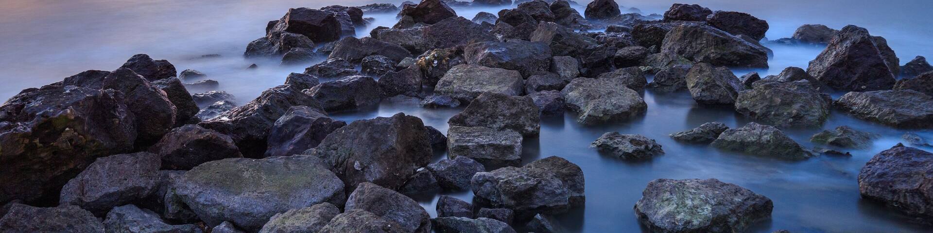 Scogliera con un' alba fantastica, spiaggia di Duna Verde, Caorle, Veneto