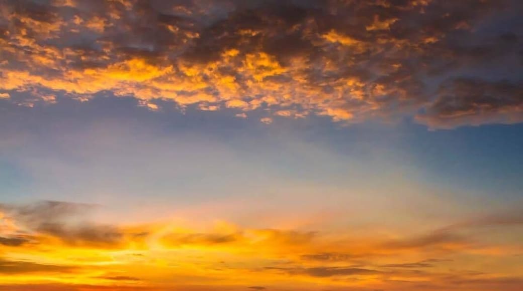 We just about managed to reach the summit ( 2,930 m) of Indonesia's most active & explosive volcano of Mt.Merapi to catch this beautiful sunrise and heavenly cloud inversion.
#AboveItAll